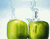 التفاح الأخضر المياه