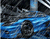 Синий спортивный автомобиль под дождем