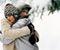 Miłość para przytulić w śniegu