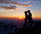 Paar suudlemine Mountain Sunset