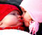 słodkie dzieci całowanie