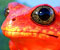 червона жаба з чорними очима
