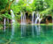 езеро с зелени водопади