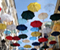 Kolorowe parasole ulicy miasta