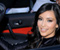 Kim Kardashian v čiernej auto
